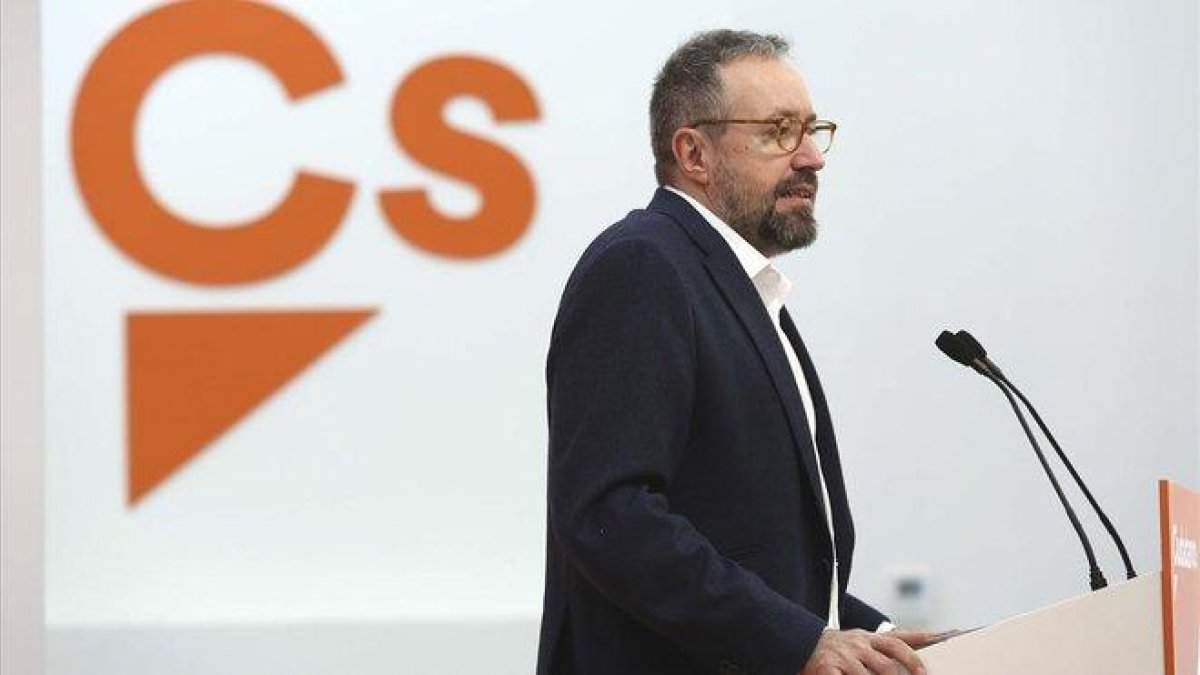 Juan Carlos Girauta, portavoz de Ciudadanos, en la rueda de prensa de este lunes.-DAVID CASTRO