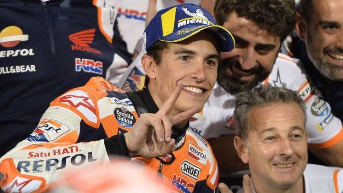 Marc Márquez celebra con su ingeniero Santi Hernández, con barba, y Roberto Cierici Ginetto, tras lograr el segundo puesto en Catar.-EFE / NOUSHAD THEKKAYIL