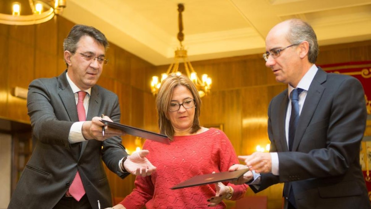(IaD): Los presidentes de las diputaciones de León, Juan Martínez Majo; de Zamora, Mayte Martín; y de Salamanca, Javier Iglesias, firman un protocolo de colaboración para la elaboración y ejecución de proyectos conjuntos.-ICAL