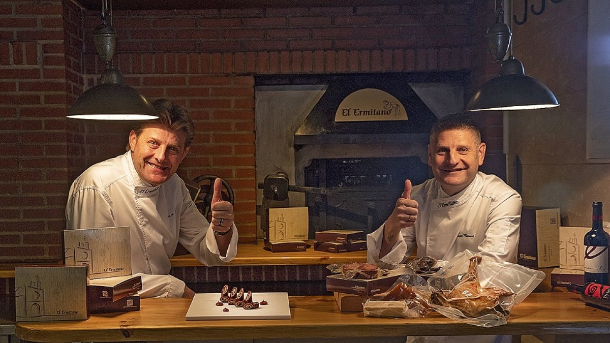 Pedro Mario y Óscar Manuel, con algunas de las propuestas que envían a domicilio en El Ermitaño. / E. M.