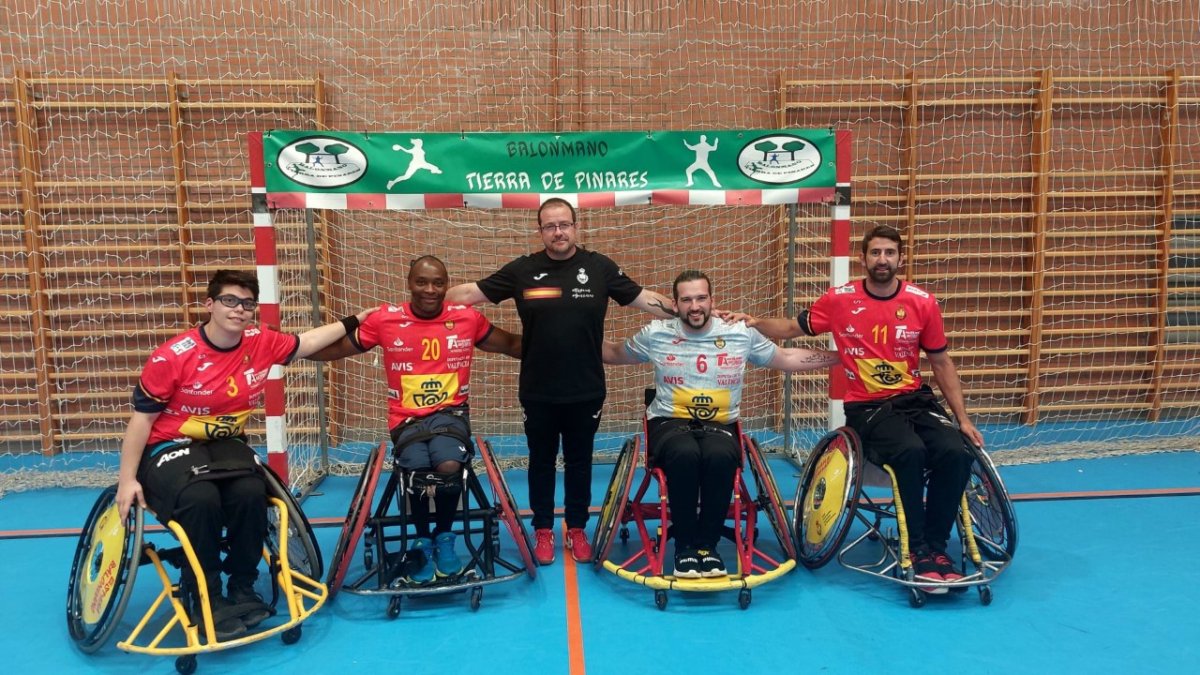 Los cuatro miembros de Inclusport, con el seleccionador.