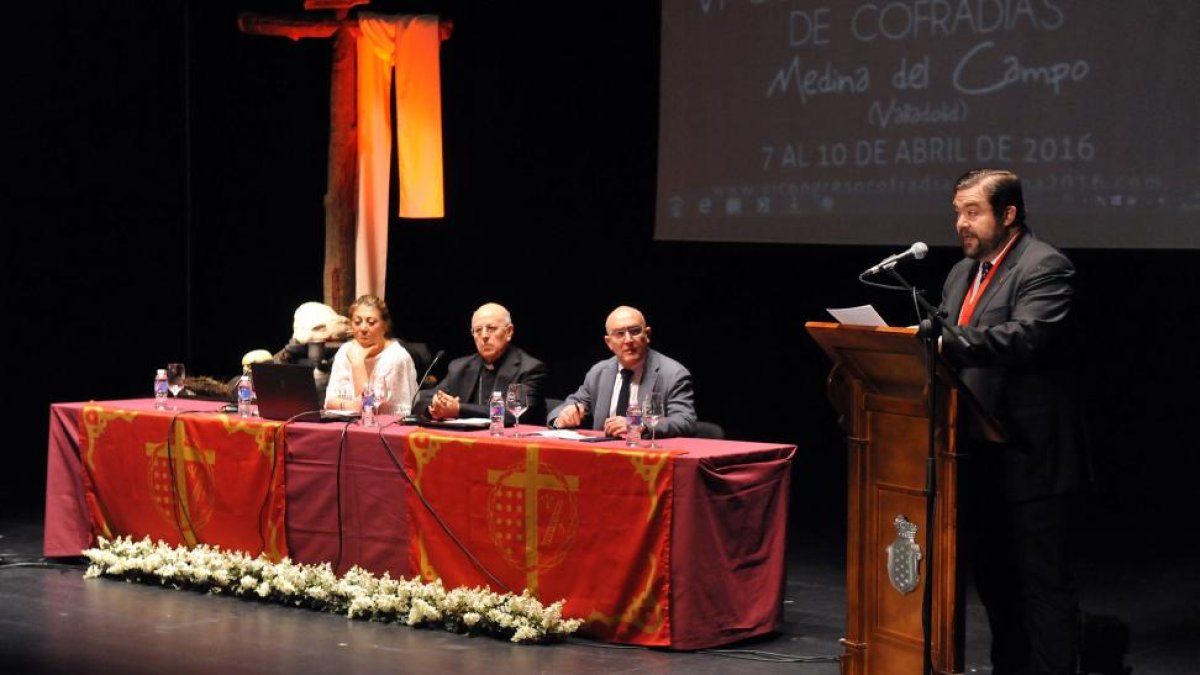 El presidente de la Diputación de Valladolid, Jesús Julio Carnero, la alcaldesa de Medina del Campo, Teresa López; el presidente de la Junta de Semana Santa de Medina del Campo, Carlos García; y el arzobispo de Valladolid, Ricardo Blázquez, en el VI Congr-ICAL
