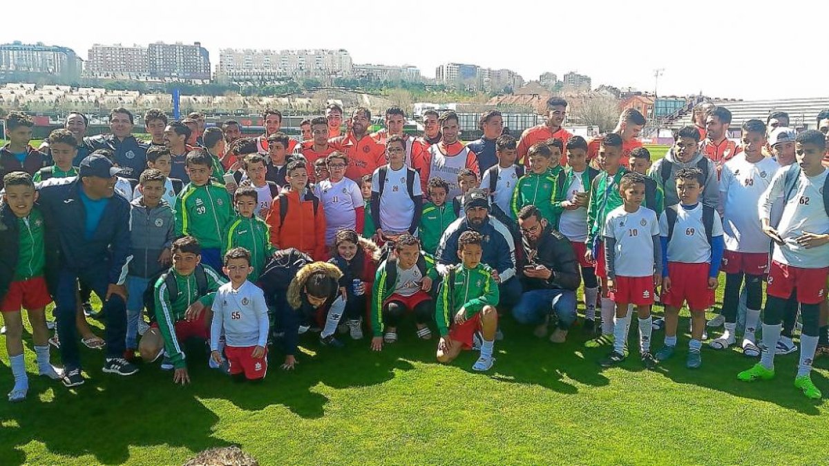 Foto grupal de los niños de la Escuela de Fútbol del Real Valladolid en Argel con los jugadores del primer equipo.-ARTURO ALVARADO