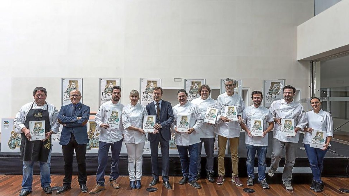 Los cocineros con el director de Turismo de la Junta, Javier Ramírez y Santiago Castro.-MIGUEL ÁNGEL SANTOS