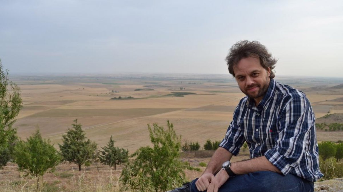 Daniel Landa, en el mirador de Autilla del Pino, en la comarca palentina de Tierra de Campos, de donde procede parte de su familia, como el poeta José María Fernández Nieto.-ARGICOMUNICACIÓN