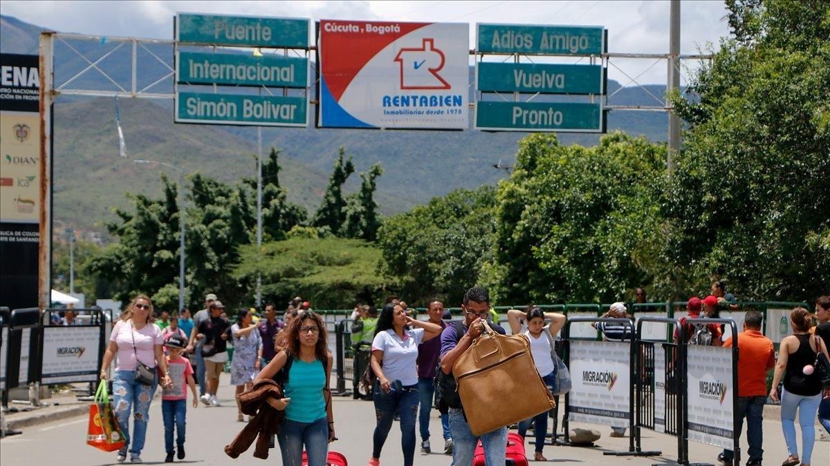 Venezolanos cruzan la frontera con Colombia, en Cucuta. /-AFP / SCHNEYDER MENDOZA
