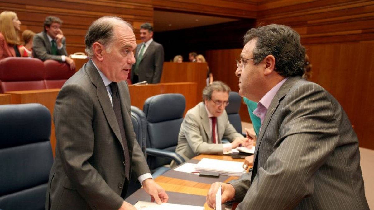 El consejero de Economía y Empleo, Tomás Villanueva, y el procurador socialista José Ignacio Martín, durante el Pleno de las Cortes de Castilla y León-Ical