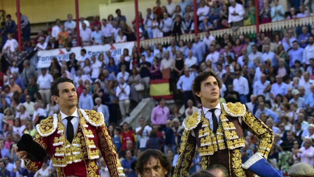 Manzanares y Roca Rey salen a hombros del coso vallisoletano como los grandes triunfadores de una gran tarde de toros.-JOSÉ SALVADOR