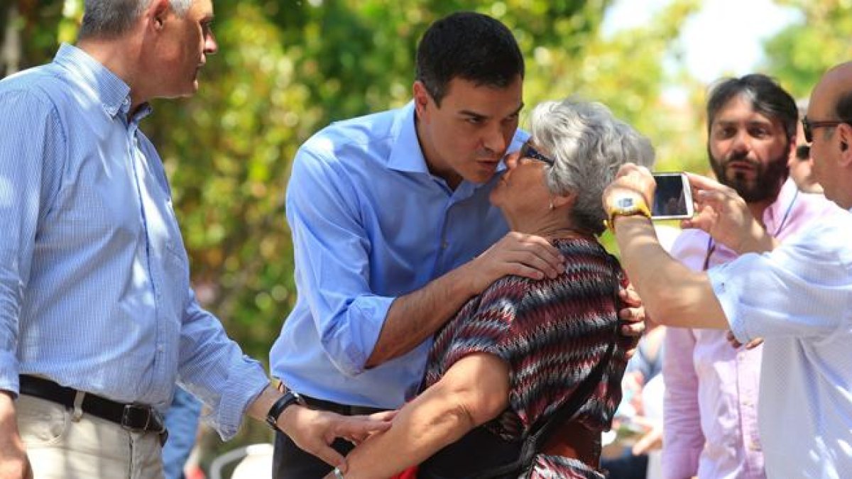 Pedro Sánchez pide el voto puerta a puerta en Móstoles.-EFE / ZIPI