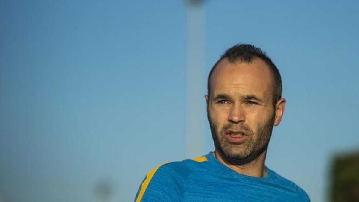 Iniesta, en el entrenamiento en la Ciutat Esportiva del Barça-JORDI COTRINA