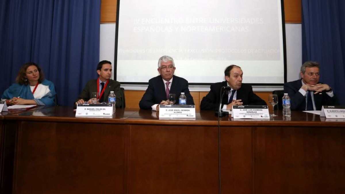 El rector de la ULE, José Angel Hermida, y el presidente de la Asociación de Programas Universitarios Norteamericanos en España (Apune), Manuel Colás (2I), inauguran el IV encuentro entre universidades españolas y norteamericanas-Ical