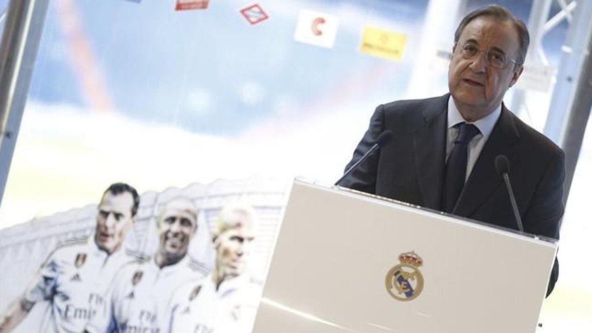 El presidente del Real Madrid, Florentino Pérez, durante una rueda de prensa.-EFE / JAVIER LIZÓN