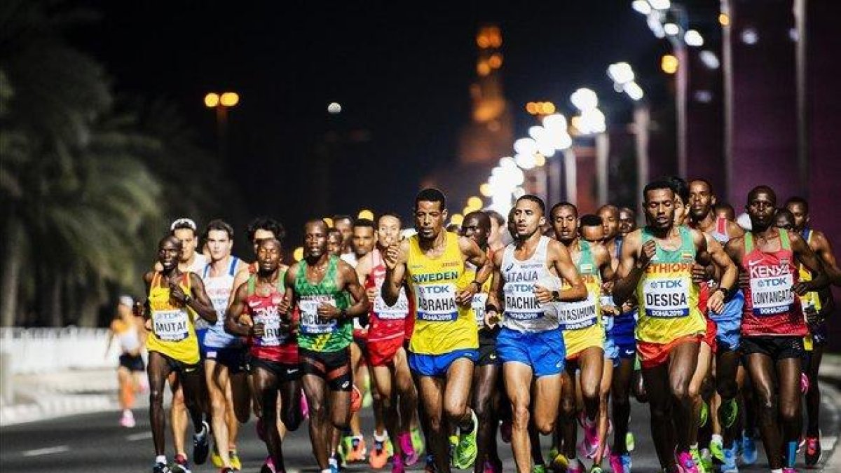 Atletas compitiendo en el maratón de los Mundiales de Doha.-JOEL MARKLUND (DPA)