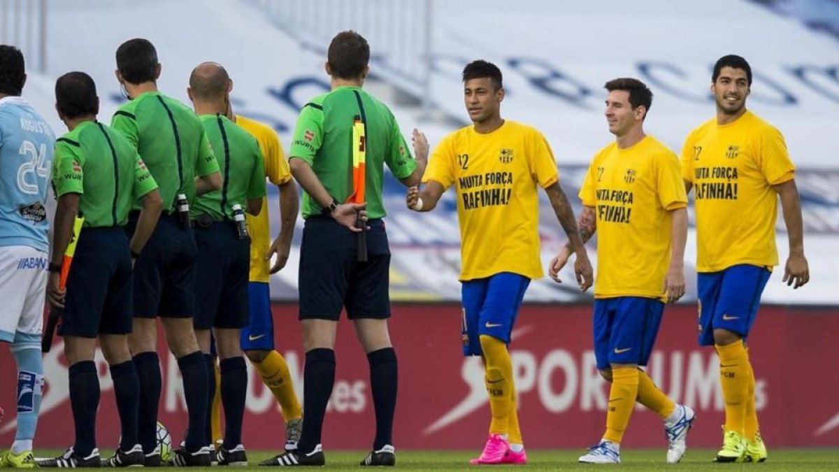 El equipo arbitral, en un partido de este temporada del Barça.-JORDI COTRINA