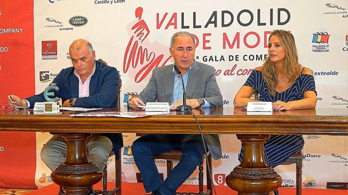 Javier Labarga, Antonio Gato y Estefanía Luyk.-E. M.