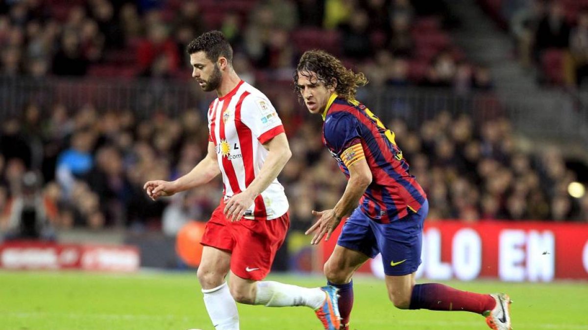 Rodri controla el balón ante Puyol, en el Barcelona - Almería de la temporada 13-14.-E.M