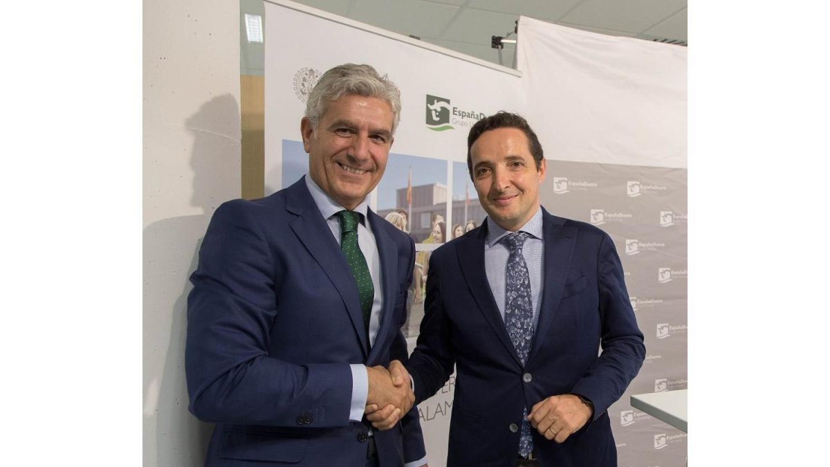 el director general de Banca Comercial de Caja España-Duero, Carlos Ranera (I) y el director general del parque cientifico de la Usal, Juan Manuel Corchado (D).-ICAL