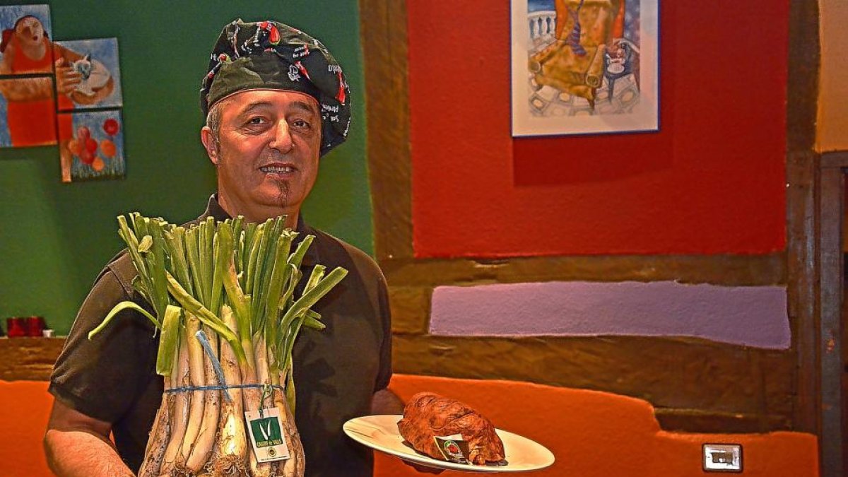 Xavier, con calçot de Valls y botillo berciano, protagonistas del menú hasta principios de abril-ARGI