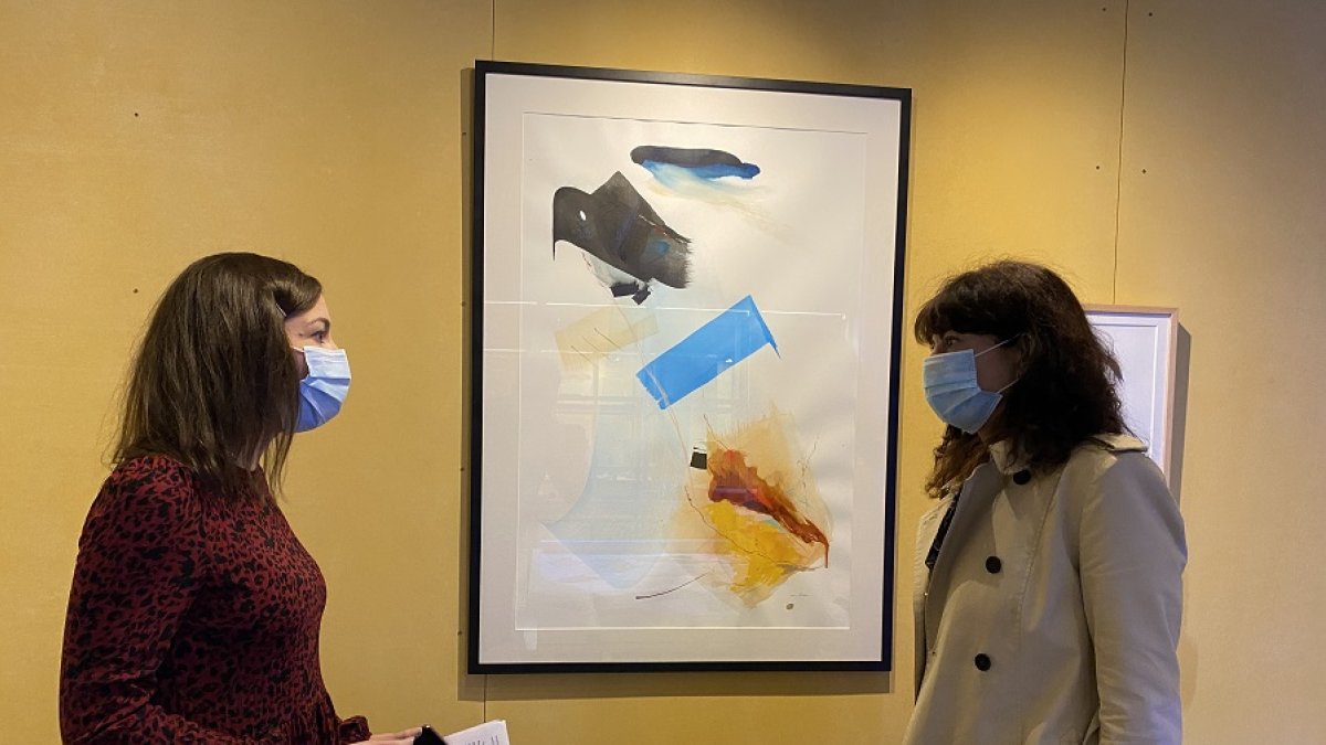 María Mozo y Ana Redondo junto a una de las obras en GaleríasVA