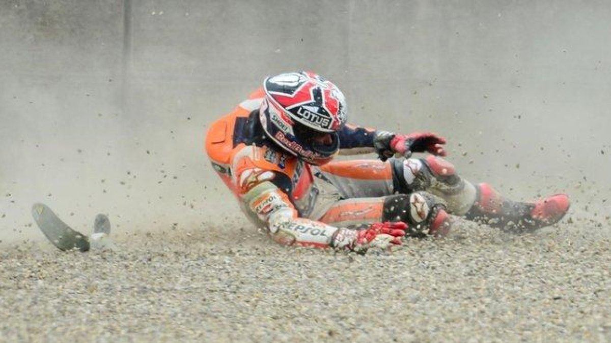 Marc Márquez (Honda) rueda por la escapatoria del circuito de Mugello, en el 2013, cuando se tiró de su moto a 280 kms/h.-AFP / GIUSEPPE CACACE