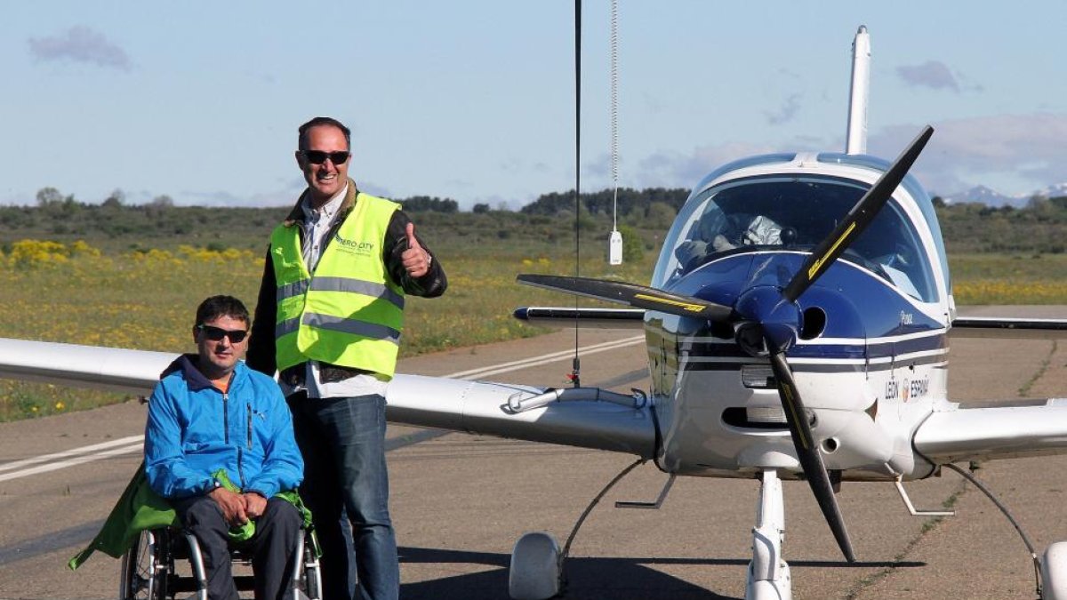 Un discapacitado del CRE se dispone a iniciar su jornada de bautizo de vuelo junto a un piloto de la Academia Básica del Aire.-ICAL