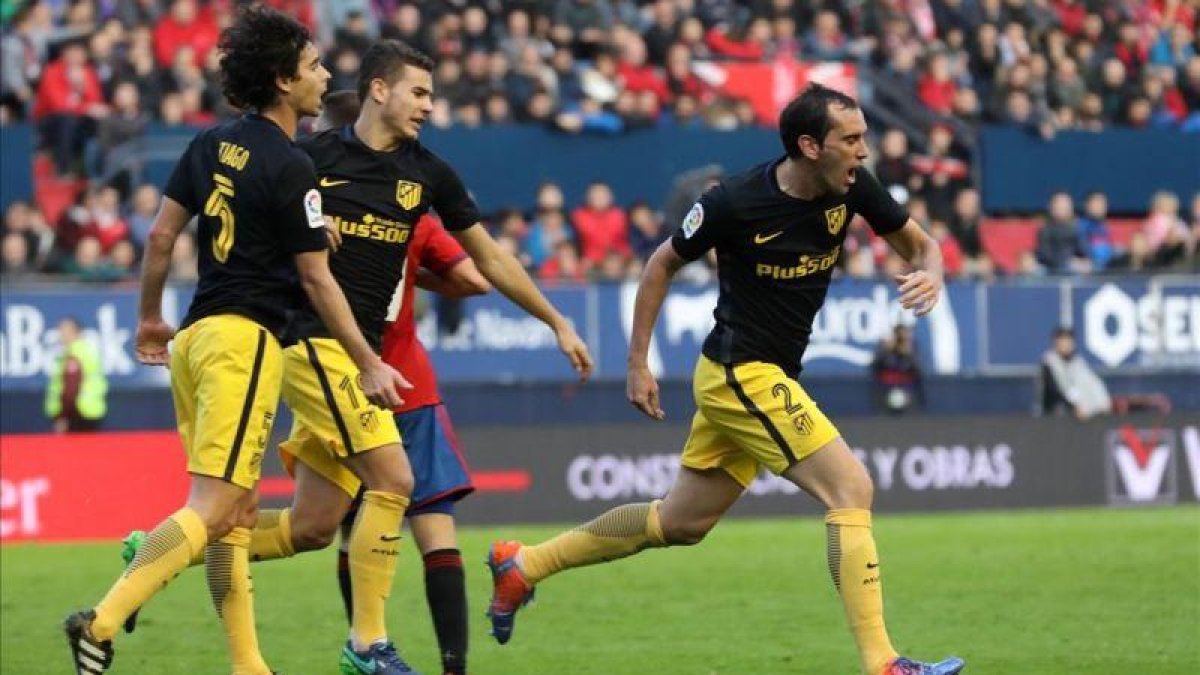 Godín celebra su gol, el primero del Atlético en El Sadar.-AFP / CÉSAR MANSO