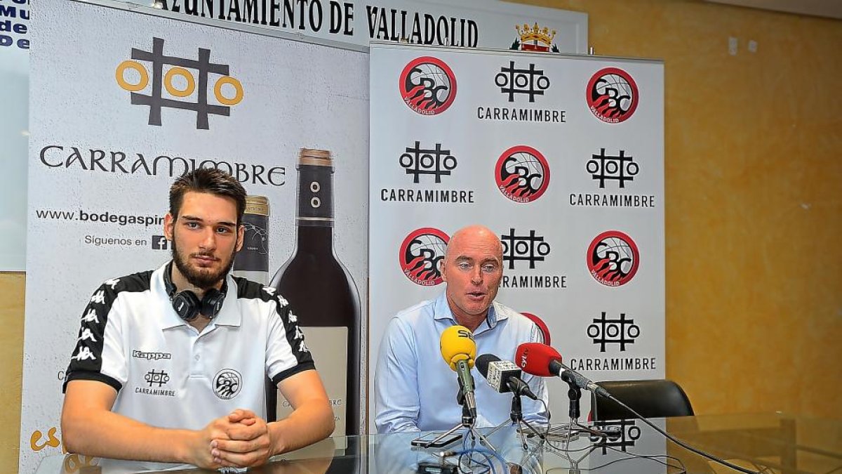 Cristian Uta junto a Mike Hansen ayer en su presentación.-M. GONZÁLEZ