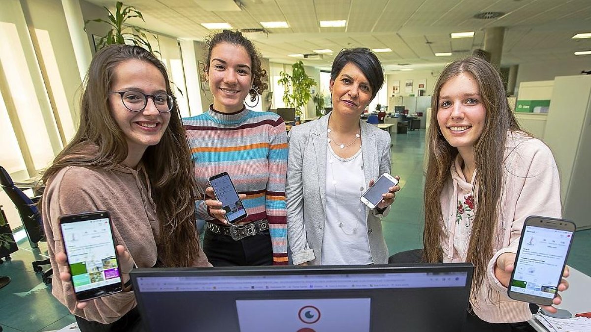 Laura Aranzábal, Alicia del Prado, Mariví Varona y Sara Cañas muestran los logotipos de su equipo Three I’s y los perfiles creados en redes sociales.-J.M. LOSTAU