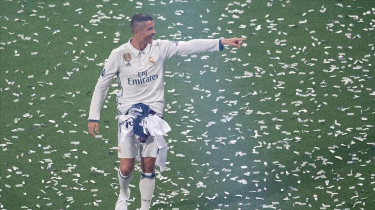 Cristiano Ronaldo, durante la fiesta del domingo en el Bernabéu tras lograr la 'Duodécima' Champions.-AFP / CURTO DE LA TORRES