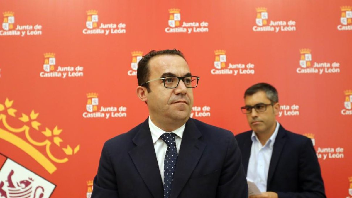 El director general de Política Educativa Escolar de la Junta, Ángel Miguel Vega, presenta la ‘Guía sobre deberes escolares para las buenas prácticas en la enseñanza básica’-ICAL