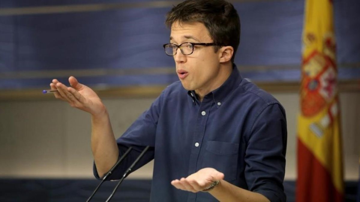 El portavoz de Podemos en el Congreso, Íñigo Errejón, en rueda de prensa.-JOSÉ LUIS ROCA