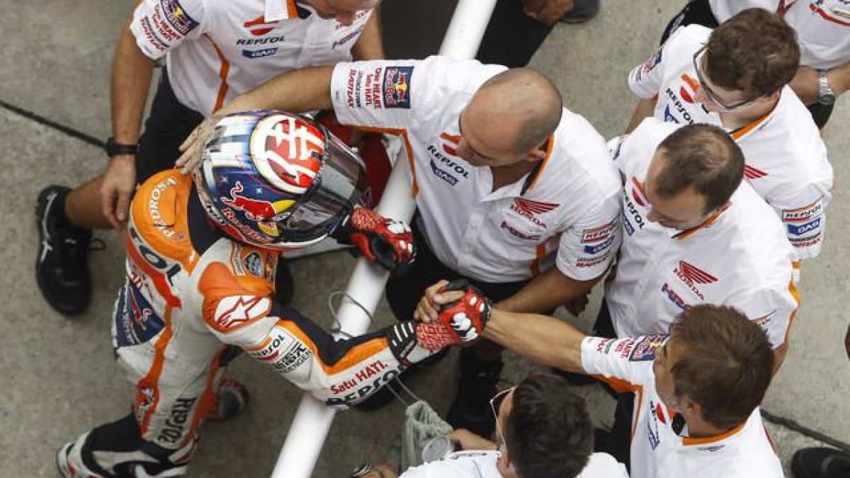 Dani Pedrosa celebra su 'pole' en Malasia junto a los mecánicos de su equipo.-AP / JOSHUA PAUL / AP