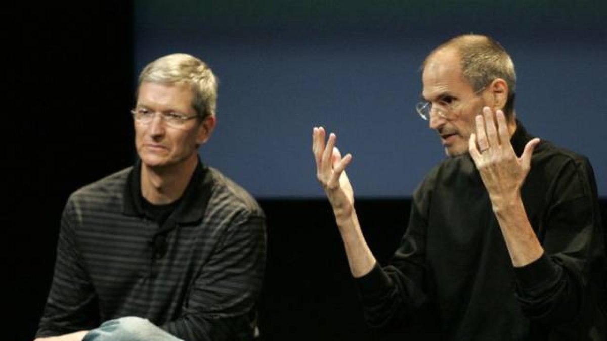 Tim Cook (izquerda), junto a un ya enfermo Steve Jobs, durante una rueda de prensa, en julio del 2010 en la sede de Apple en Cupertino.-Foto: REUTERS / KIMBERLY WHITE