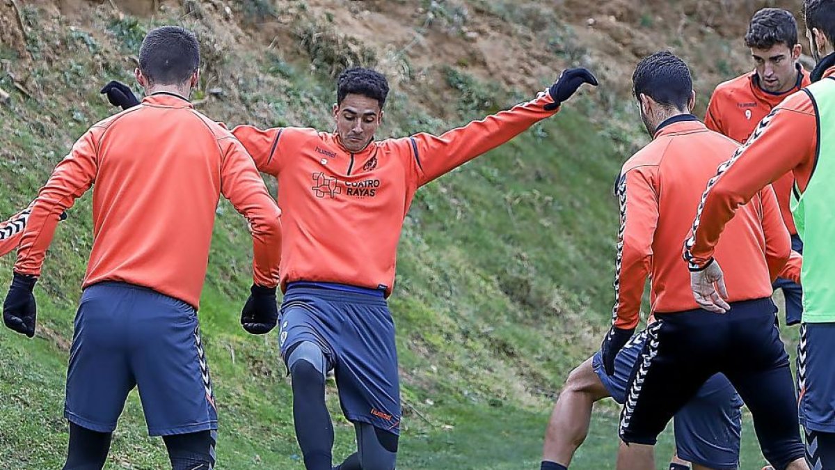 Chris Ramos controla un balón durante un entrenamiento del Real Valladolid.-J.M. LOSTAU