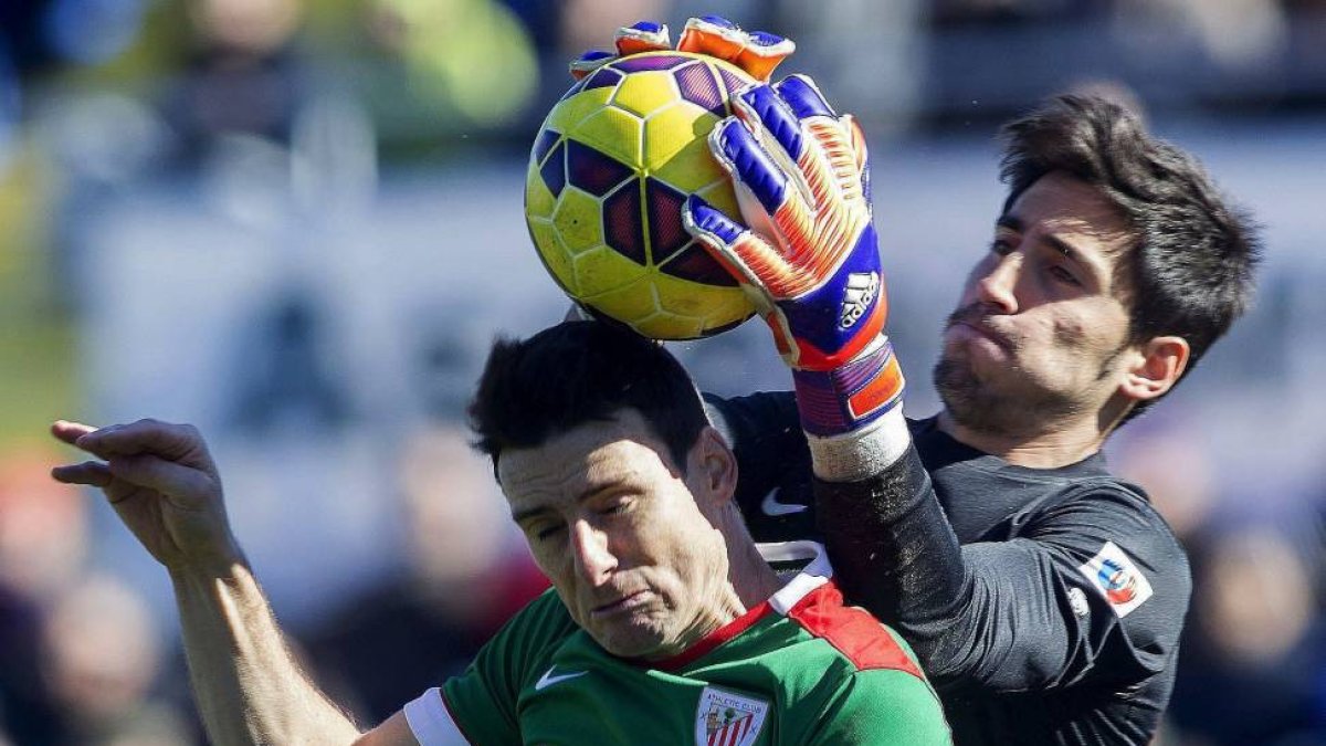 Mariño bloca el balón ante Anduriz.-M.Á.Polo