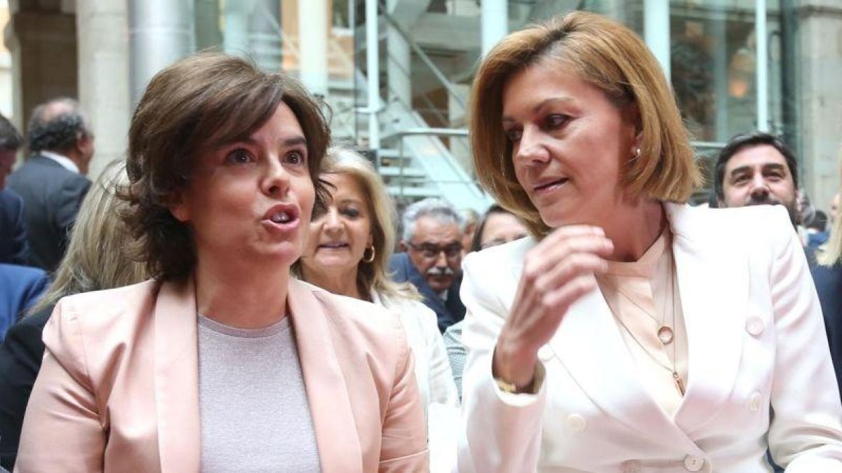 Soraya Sáenz de Santamaría y María Dolores de Cospedal, en una imagen de archivo correspondiente a la toma de posesión del presidente de la Comunidad de Madrid.-DAVID CASTRO