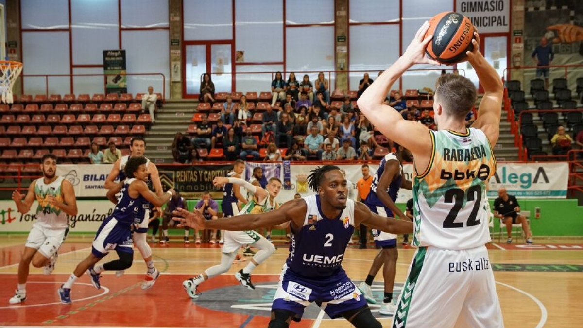 Gantt defiende a Rabaseda en un ataque durante el duelo en Torrelavega. / ALEGA GRUPO CANTABRIA