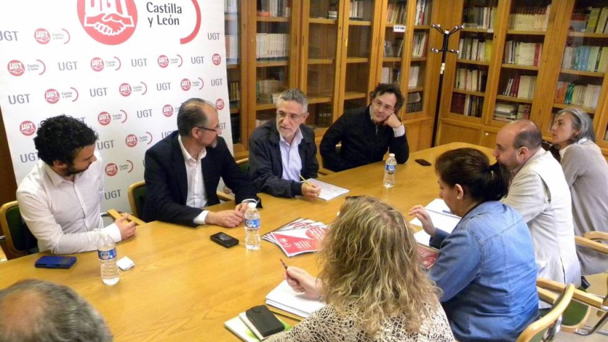 El secretario general de UGT, Agustín Prieto, y el candidato de C´s a la Junta, Luis Fuentes, mantienen una reunión-Ical