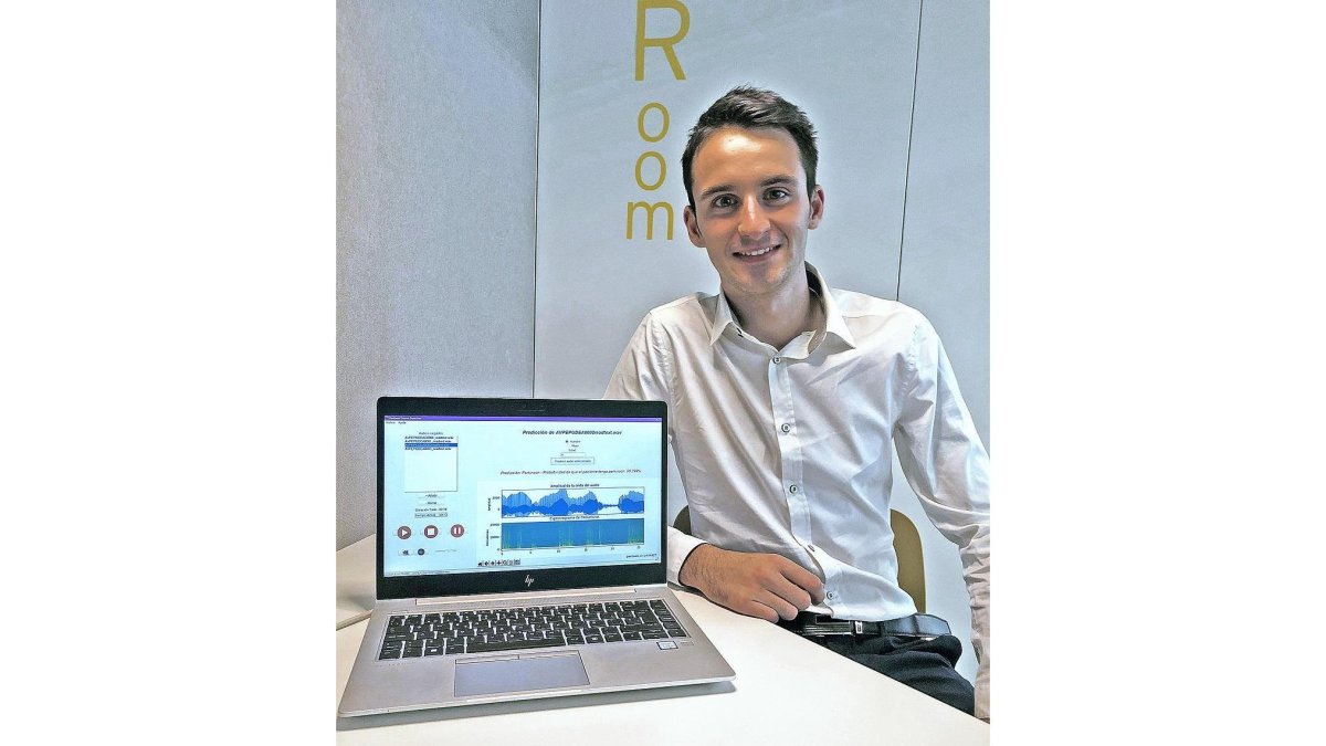 Adrián Arnaiz muestra el proyecto en las instalaciones de la Universidad de Burgos.-EL MUNDO