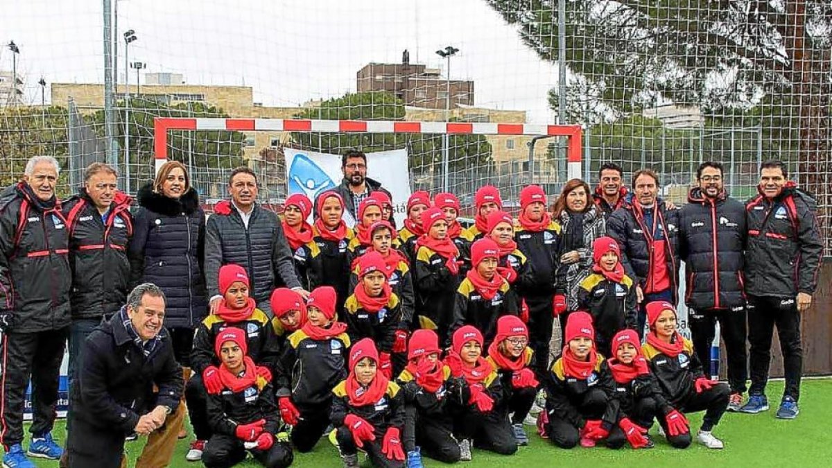 Eusebio, tercero por la izquierda, junto a los niños, entrenadores y autoridades asistentes al acto.-D.V.