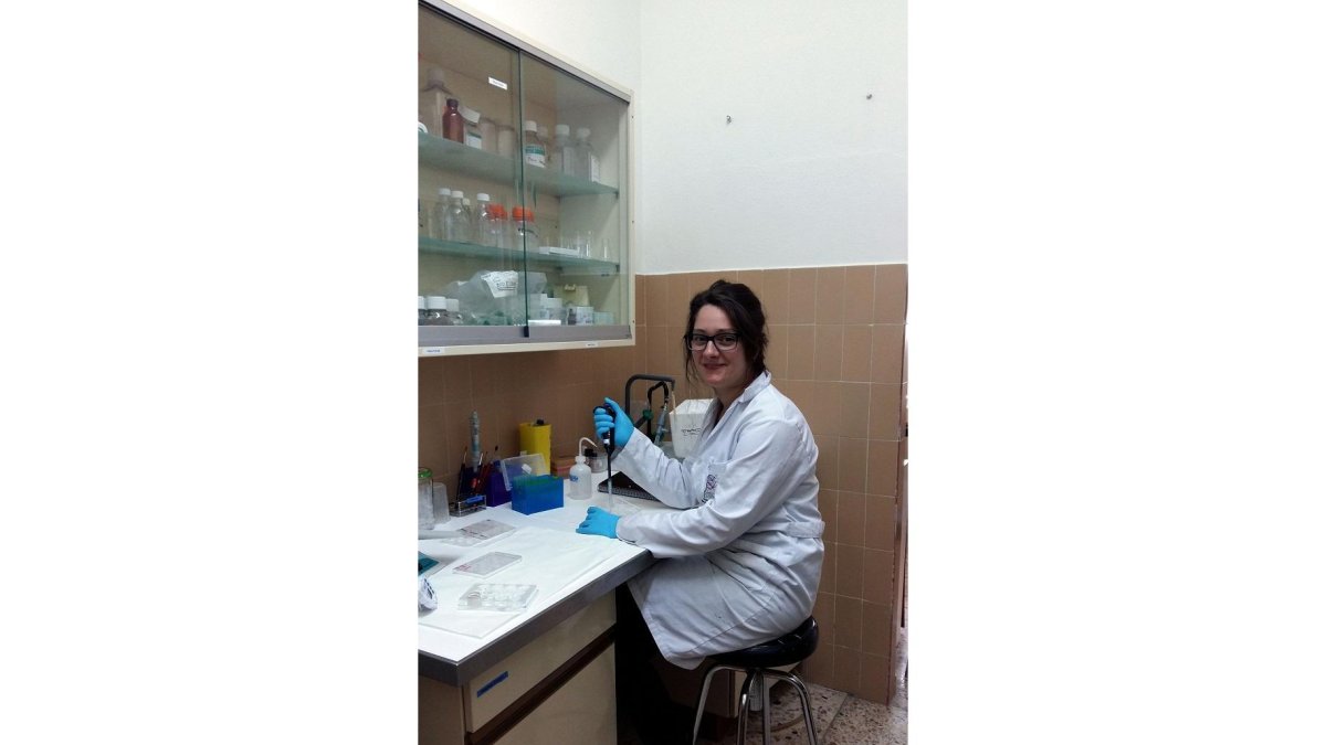 Irene Fernández en el Instituto de Biomedicina de la Universidad de León.-EL MUNDO