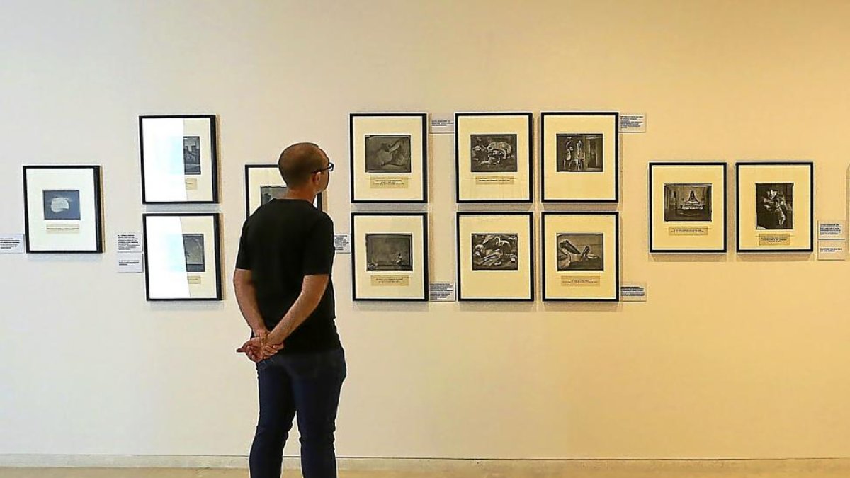 Un hombra contempla las fotografías de la muestra dedicada a la artista francesa Sarah Moon, inaugurada a finales del pasado mes de agosto.-RUBÉN CACHO / ICAL