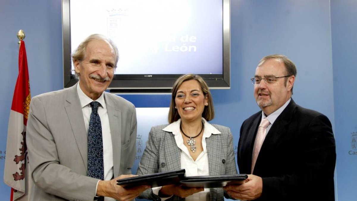 (I a D) El presidente del Comité Español de Unicef, Carmelo Angulo; la consejera de Familia, Milagros Marcos y el presidente autonómico, Fernando Rey, firman un protocolo de colaboración-Ical