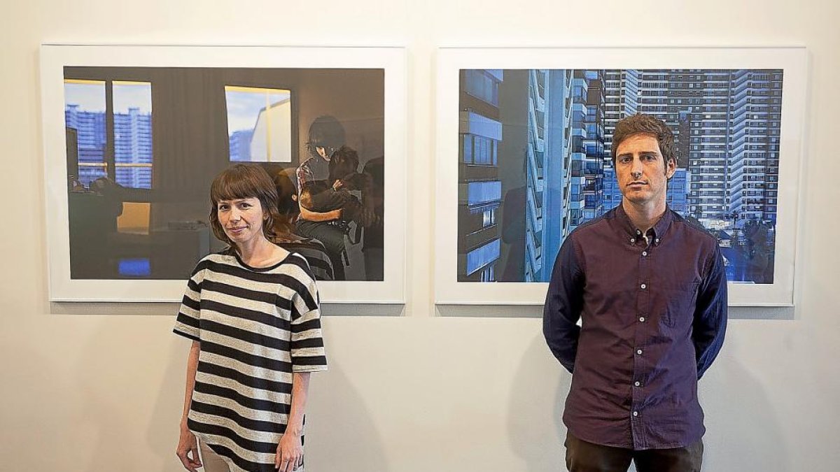 Ana Moyano y Víctor Hugo Martín posan junto a dos fotografías del segundo de la muestra ‘Ausentes’.-PABLO REQUEJO