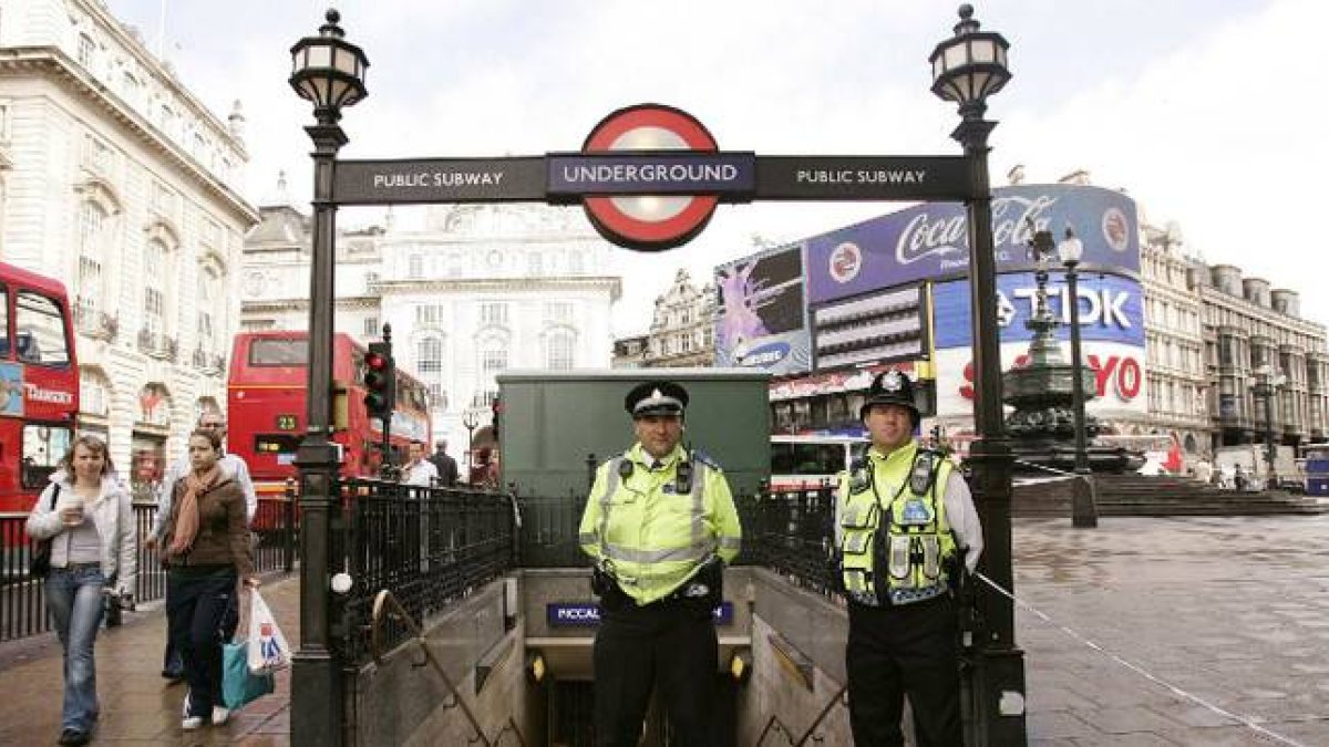 Dos policía delante de la parada de metro de Piccadily Circus en Londres-Foto: EFE