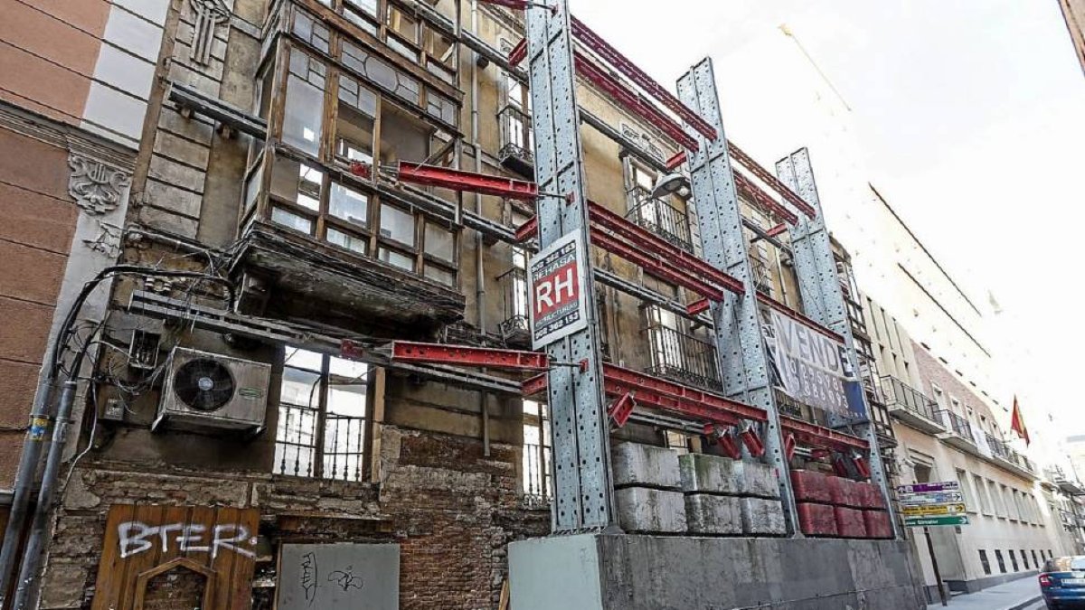 Estructura en la calle Fray Luis de León.-Miguel Ángel Santos