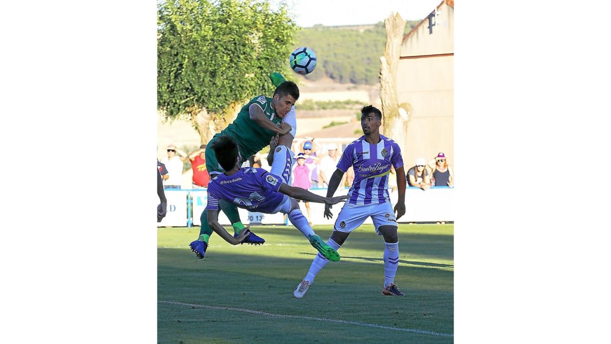Míchel choca con su pierna con el jugador del Leganés en el amistoso.-P.R.