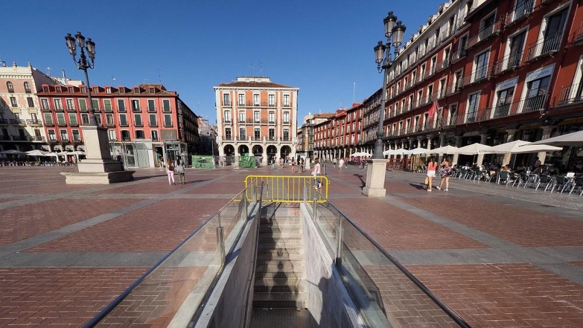 Una de los accesos peatonales al subterráneo.-PHOTOGENIC/PABLO REQUEJO