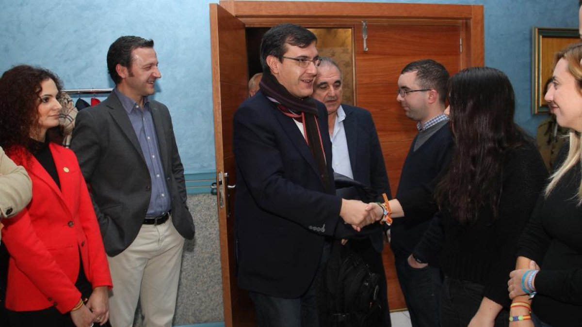 El candidato al Congreso por Madrid y secretario de Estado de Relaciones con las Cortes del Ministerio de la Presidencia, José Luis Ayllón (C), junto al candidato al Senado, José Antonio Rubio, y al candidato al Congreso, Miguel Ángel Paniagua, antes del -ICAL