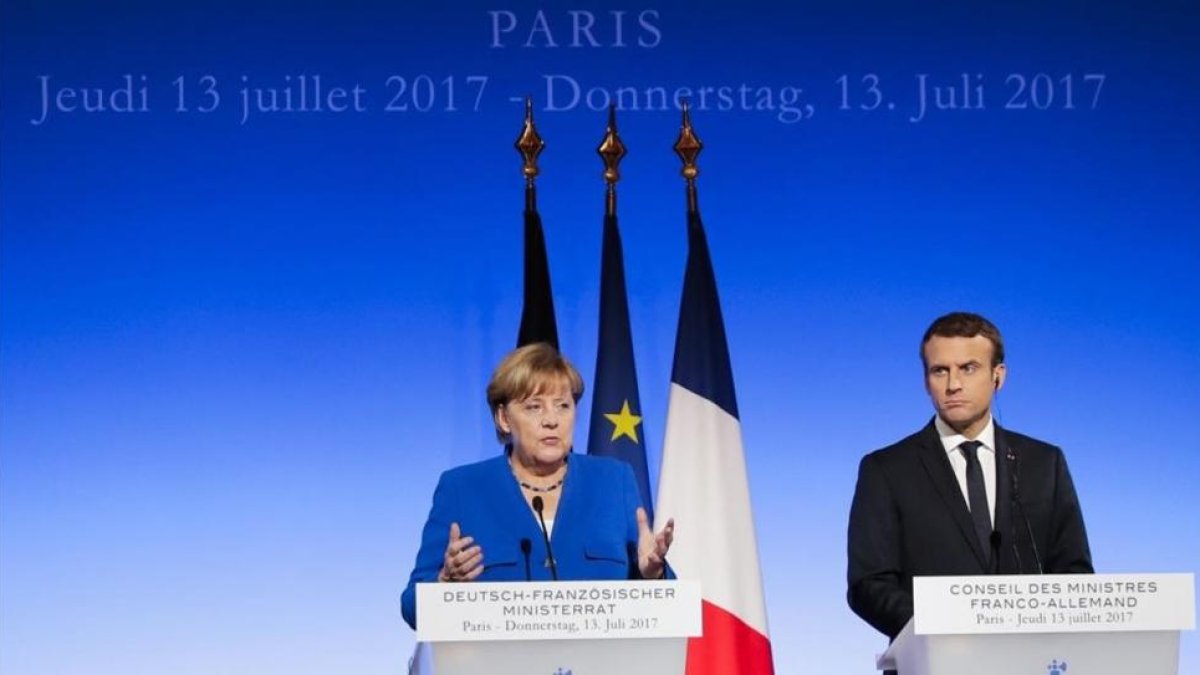 La cancillera alemana Angela Merkel y el presidente de Francia Emmanuel Macron.-Markus Schreiber